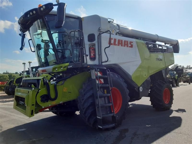 Mähdrescher des Typs CLAAS MÄHDR. TRION 730 + V770, Vorführmaschine in Mockrehna